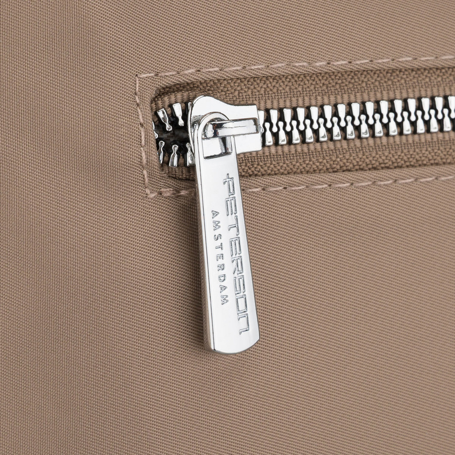 Miejska torebka damska z poliestru i skóry ekologicznej w beżowym kolorze, jednokomorowa i zamykana suwakiem - Peterson