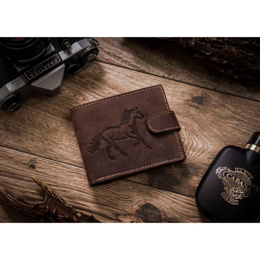 Klasyczny, skórzany portfel męski w ciemnobrązowym kolorze zamykany na zatrzask