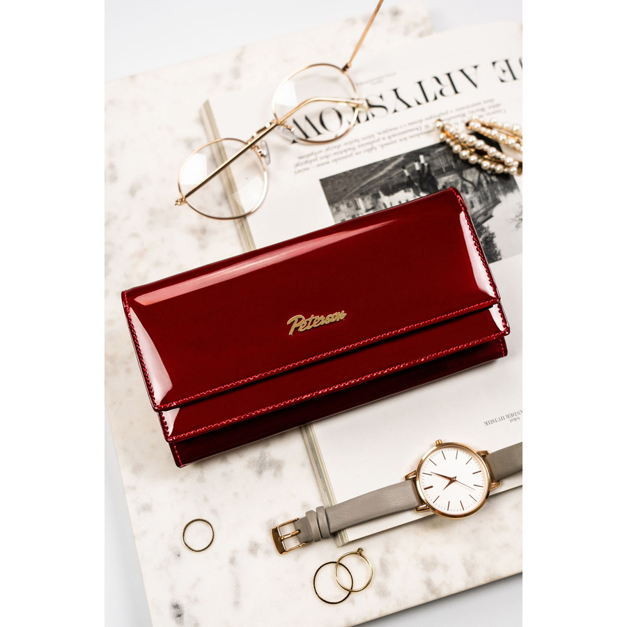 Skórzany portfel damski w czerwonym kolorze zamykany na bigiel i klapką na zatrzask - Peterson
