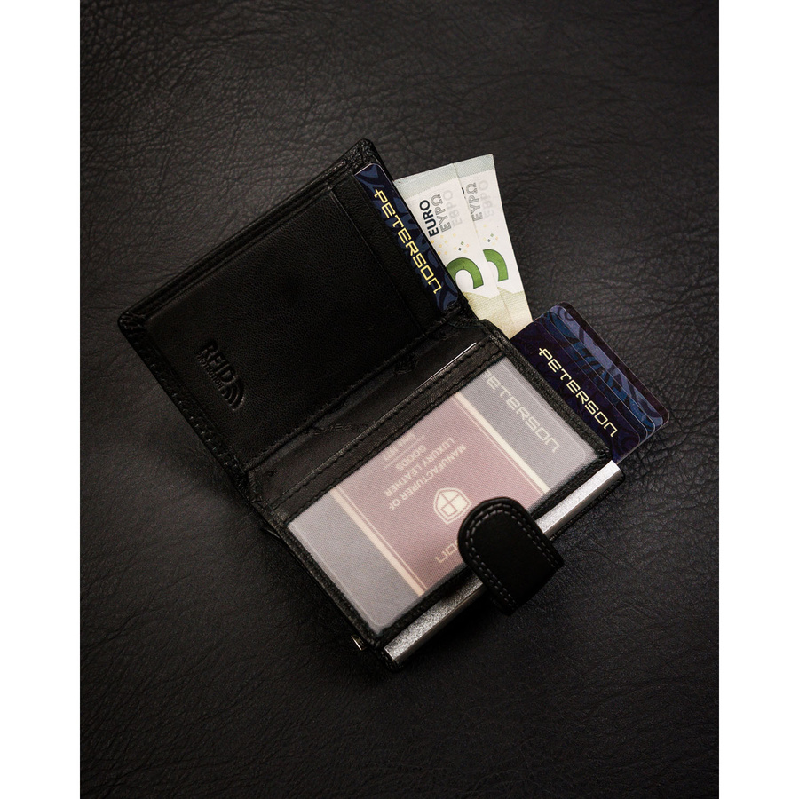 Mały portfel męski ze skóry naturalnej w czarnym kolorze zapinany zatrzaskiem - Peterson