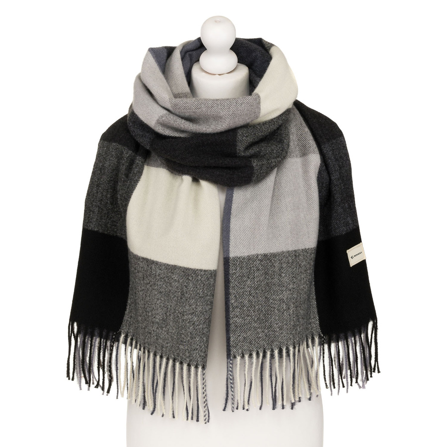 Dwustronny szal damski z poliestru w dominującym czarnym kolorze, ozdobiony frędzlami - Rovicky