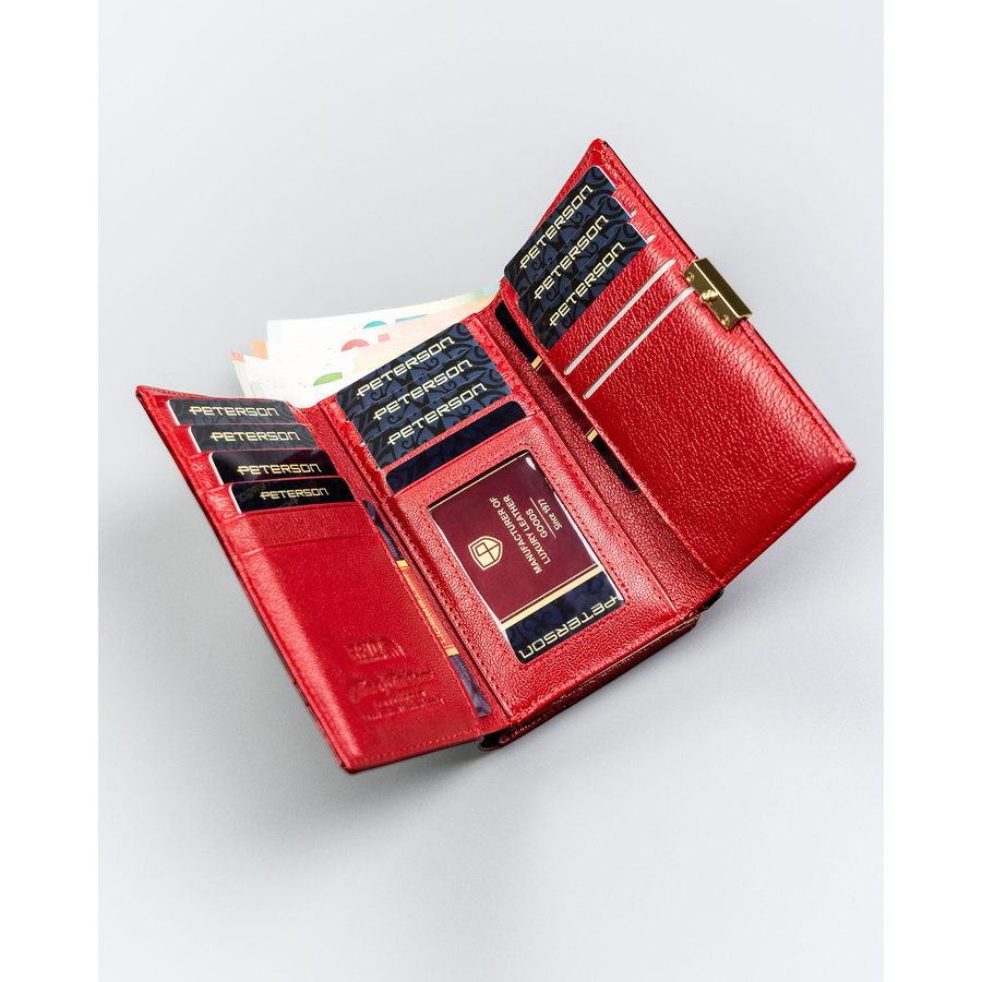 Portfel damski ze skóry naturalnej w czerwonym kolorze, zamykany biglem i zatrzaskiem - Peterson