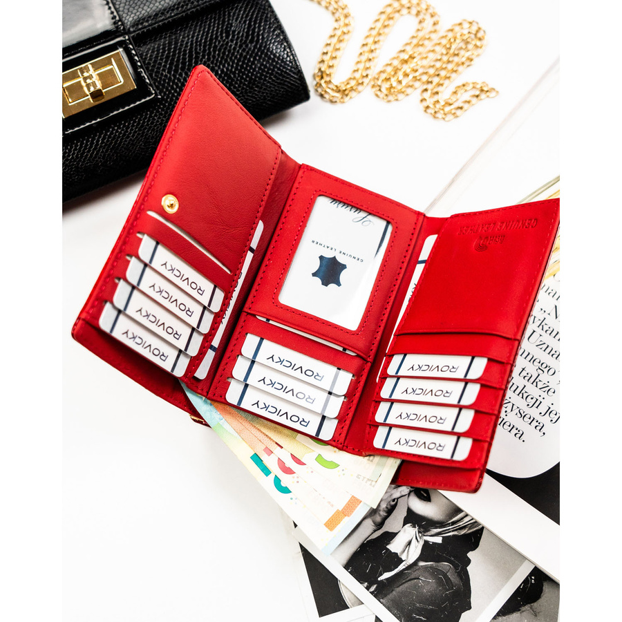 Średni portfel damski ze skóry naturalnej w czerwonym kolorze zamykany na bigiel i zatrzask - Rovicky