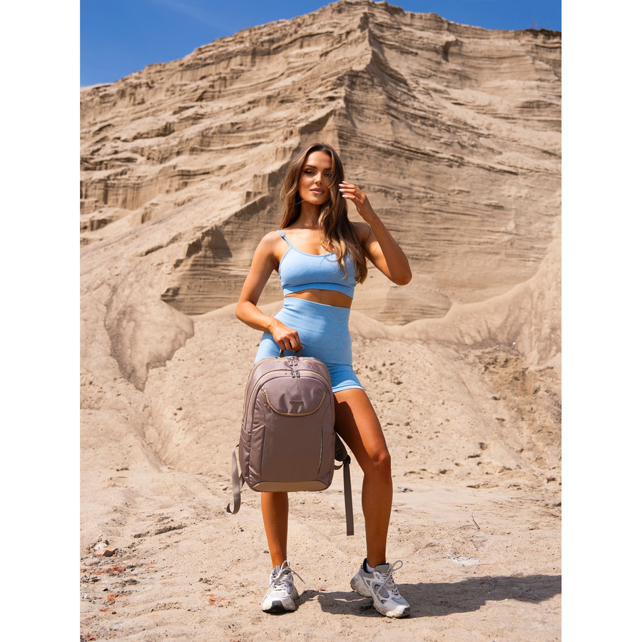 Pojemny, sportowy plecak z nylonu w beżowym kolorze, zawieszony na regulowanych szelkach - Peterson