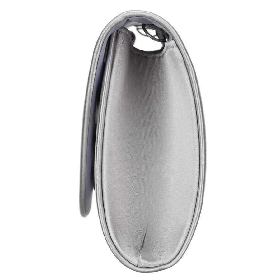 Elegancka kopertówka damska w srebrnym kolorze wykonana z tkaniny syntetycznej i zamykana klipsem magnetycznym - Rovicky