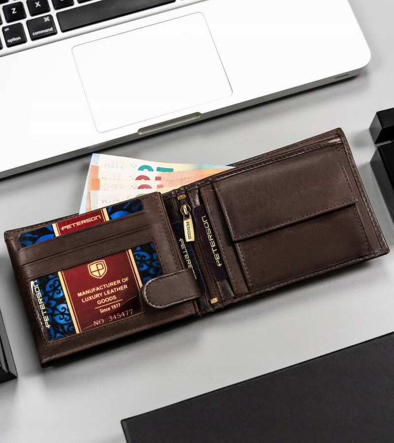 Skórzany portfel męski z ozdobnym tłoczeniem - Peterson