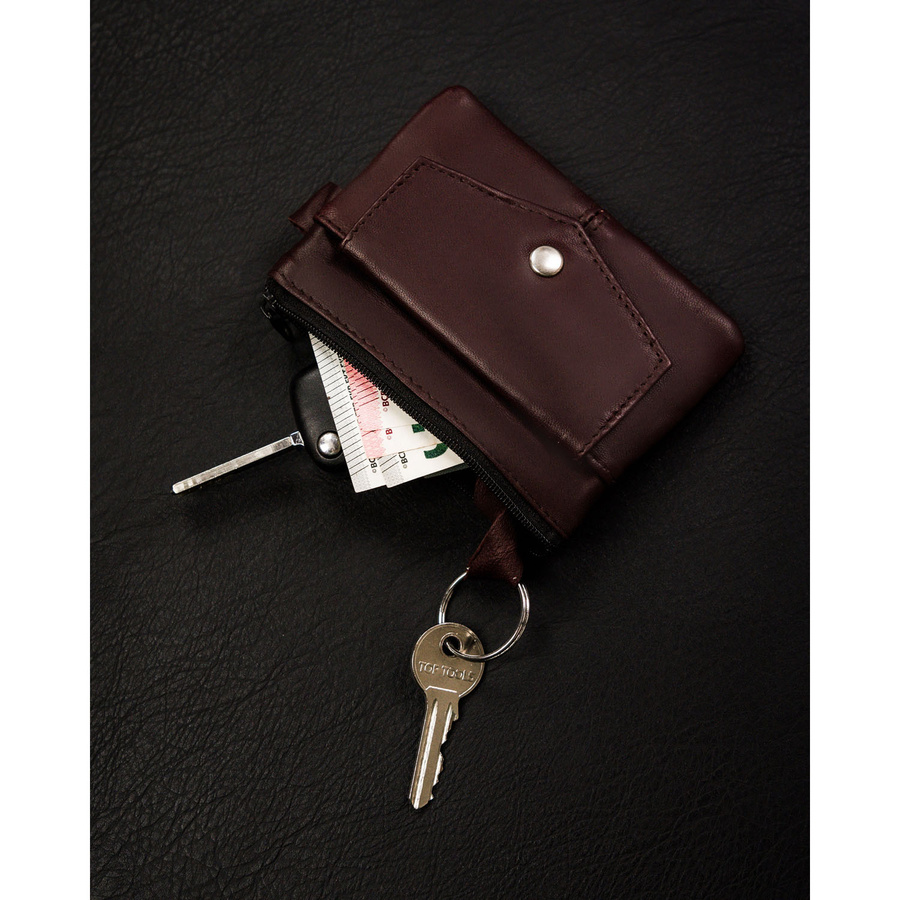 Etui ze skóry naturalnej w brązowym kolorze z kieszonkami na suwak