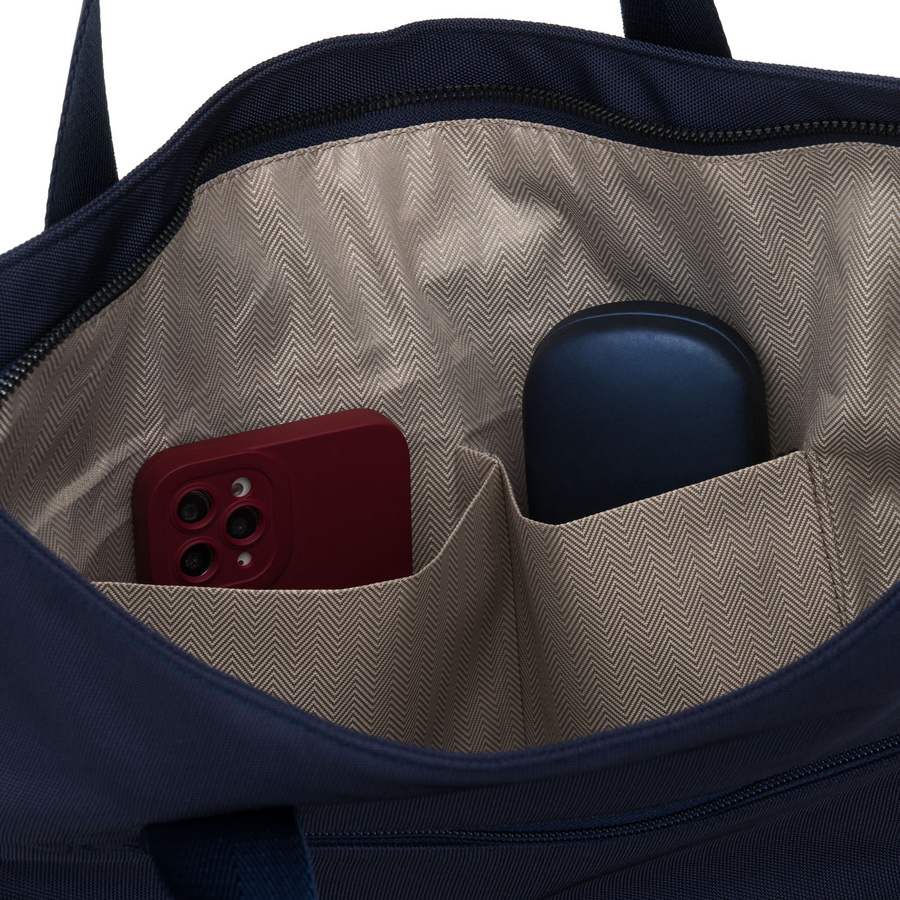 Granatowa, jednokomorowa shopperka damska z poliestru wyposażona w dopinany, regulowany pasek - Peterson