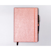 Notes w formacie B5 w różowym kolorze, zadrukowany w kropki i wyposażony w gumkę zamykającą - Peterson