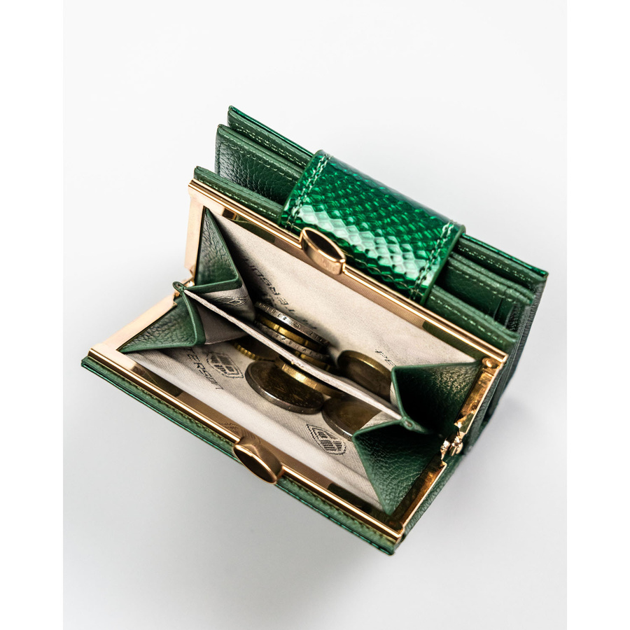 Portfel damski wykonany ze skóry naturalnej w zielonym kolorze zamykany zatrzaskiem i biglem - Peterson
