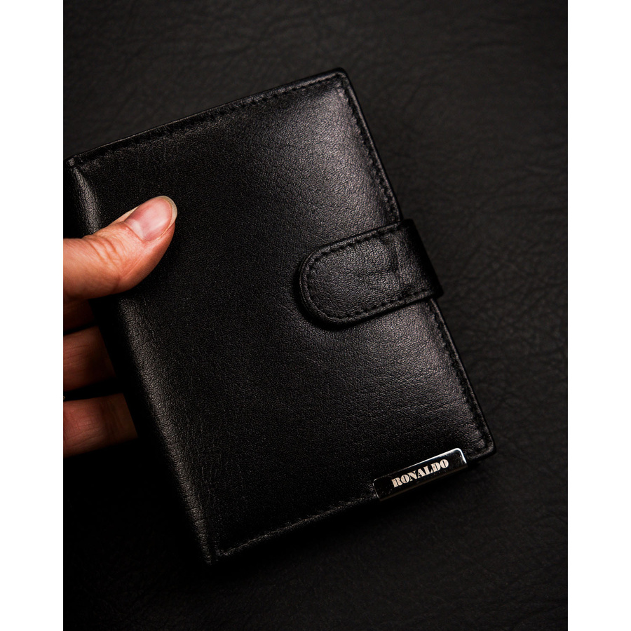 Duży, pionowy portfel męski ze skóry naturalnej w czarnym kolorze zamykany na zatrzask - Ronaldo