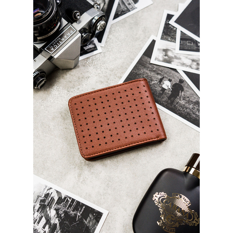 Brązowy portfel męski bez zapięcia z subtelnym, perforowanym zdobieniem - Peterson