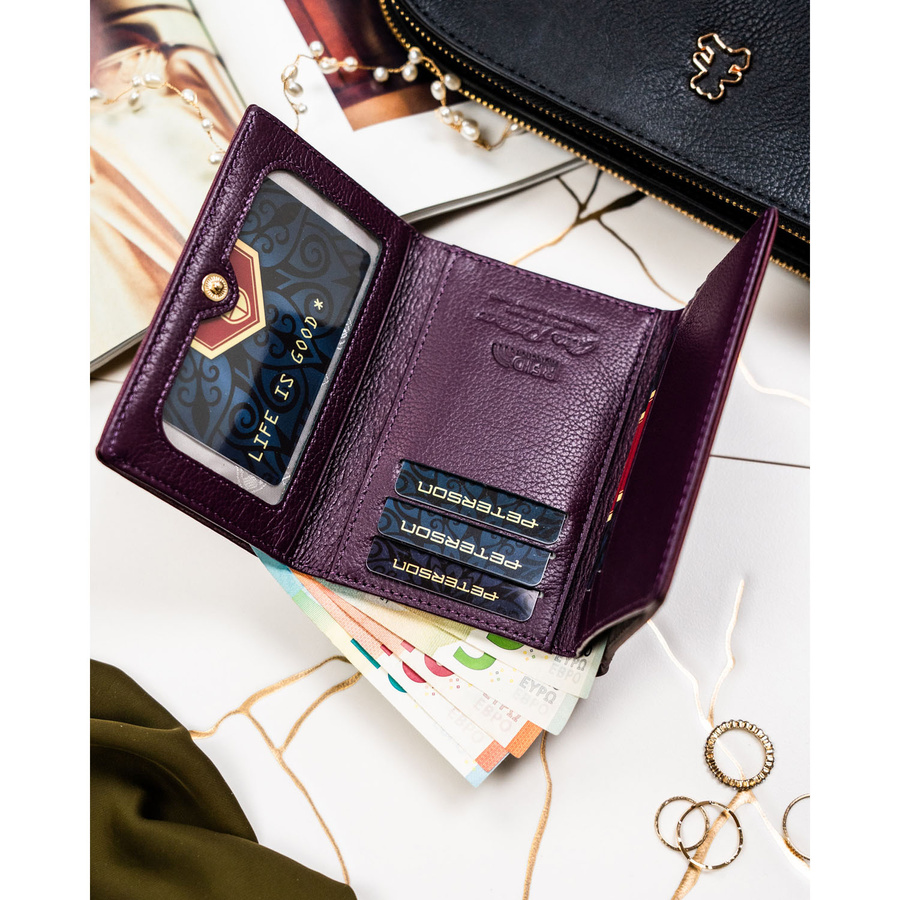 Średniej wielkości portfel damski wykonany ze skóry naturalnej i ekologicznej w fioletowym kolorze - Peterson