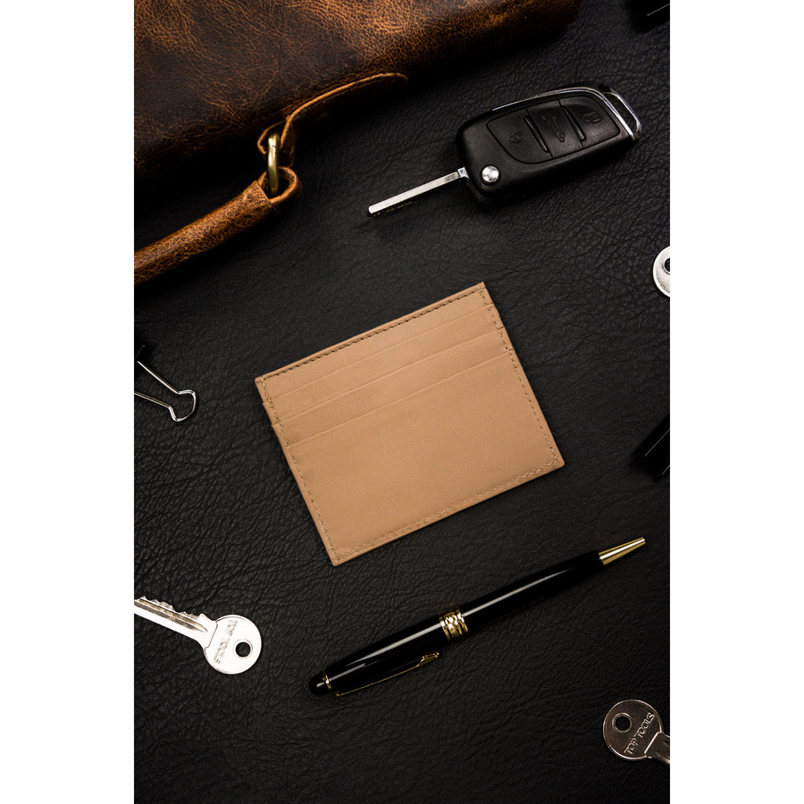 Eleganckie etui na karty ze skóry naturalnej w beżowym kolorze