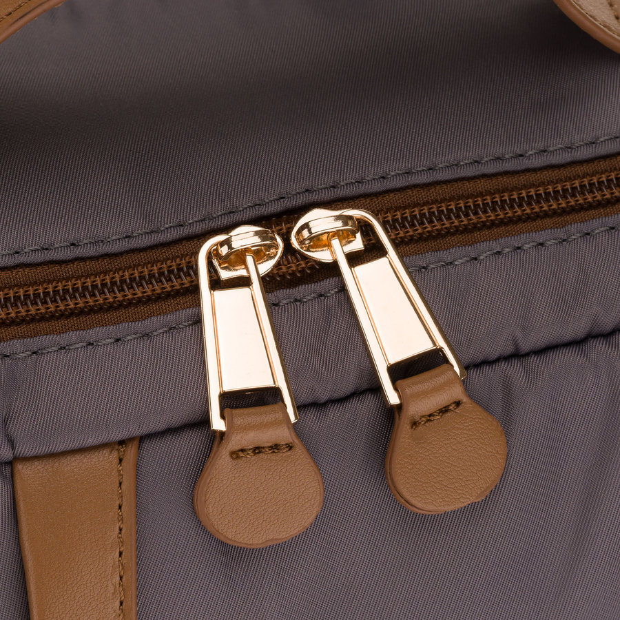 Plecak damski w szarym kolorze, zawieszony na regulowanych szelkach i zamykany suwakiem - Peterson