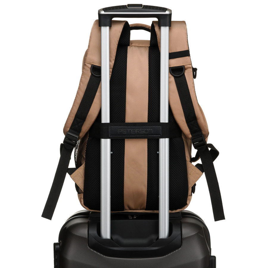 Plecak podróżny z poliestru w beżowym kolorze, zawieszony na oddychających szelkach - Peterson