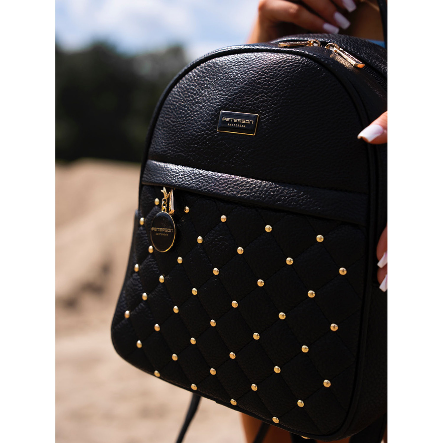 Elegancki czarny mały plecak damski zdobiony pikowaniem i srebrnymi nitami eko skóra Peterson