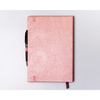 Notes w formacie B5 w różowym kolorze, zadrukowany w kropki i wyposażony w gumkę zamykającą - Peterson