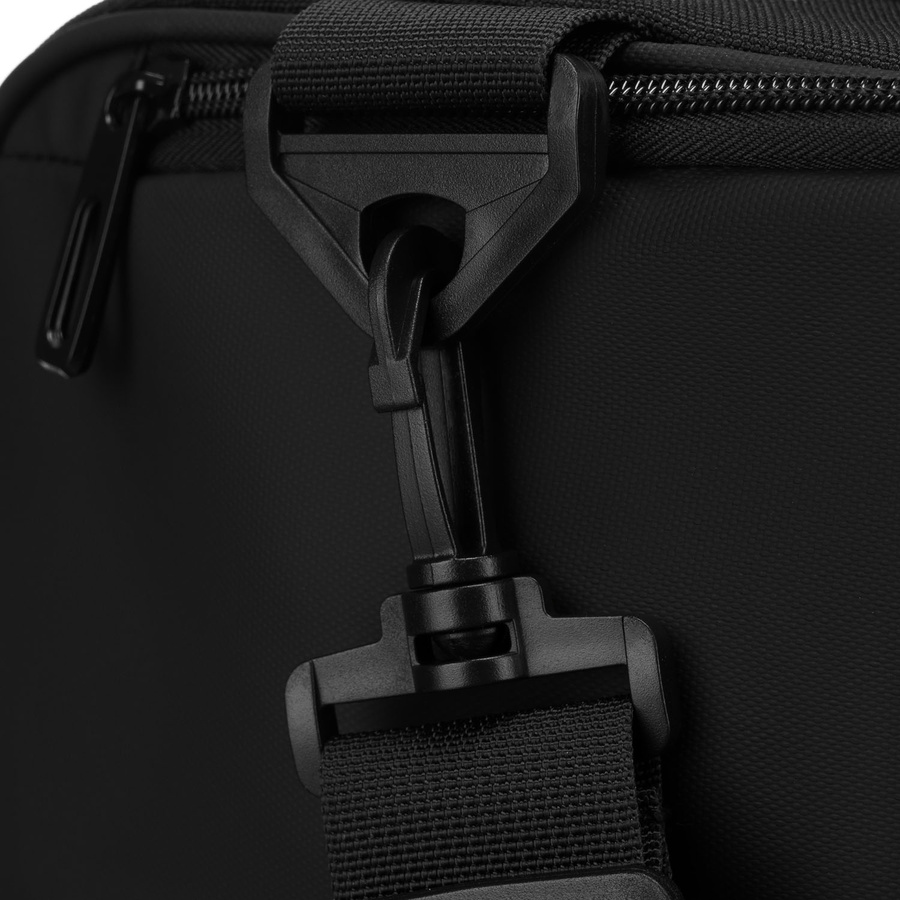 Czarna, pojemna torba podróżna wykonana z wytrzymałego poliestru - Peterson