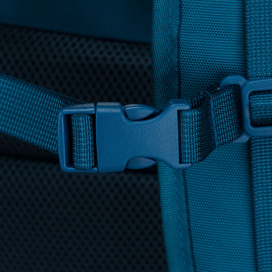 Plecak podróżny w niebieskim kolorze, idealny na bagaż podręczny i wyposażony paski kompresyjne - Peterson