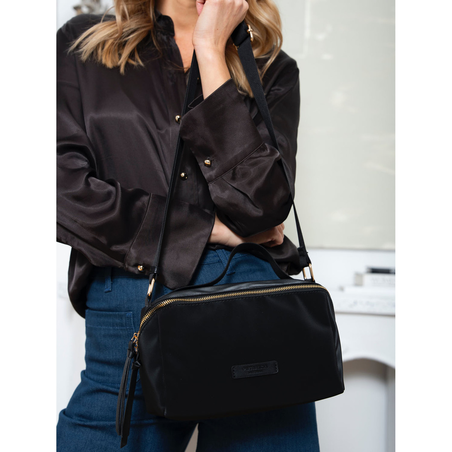 Czarna listonoszka z nylonu i skóry ekologicznej z dodatkowymi kieszonkami - Peterson