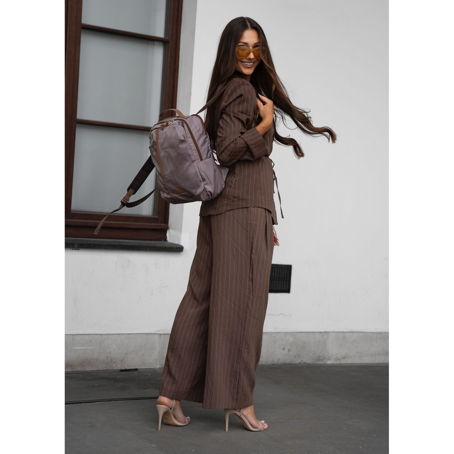 Nylonowy plecak damski w beżowym kolorze zawieszony na regulowanych szelkach - Peterson