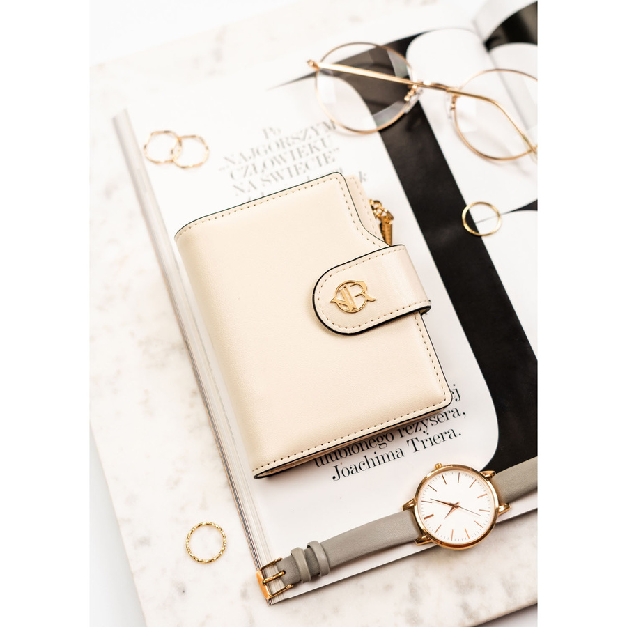 Beżowy portfel damski ze skóry ekologicznej zamykany na zatrzask i suwak - Rovicky