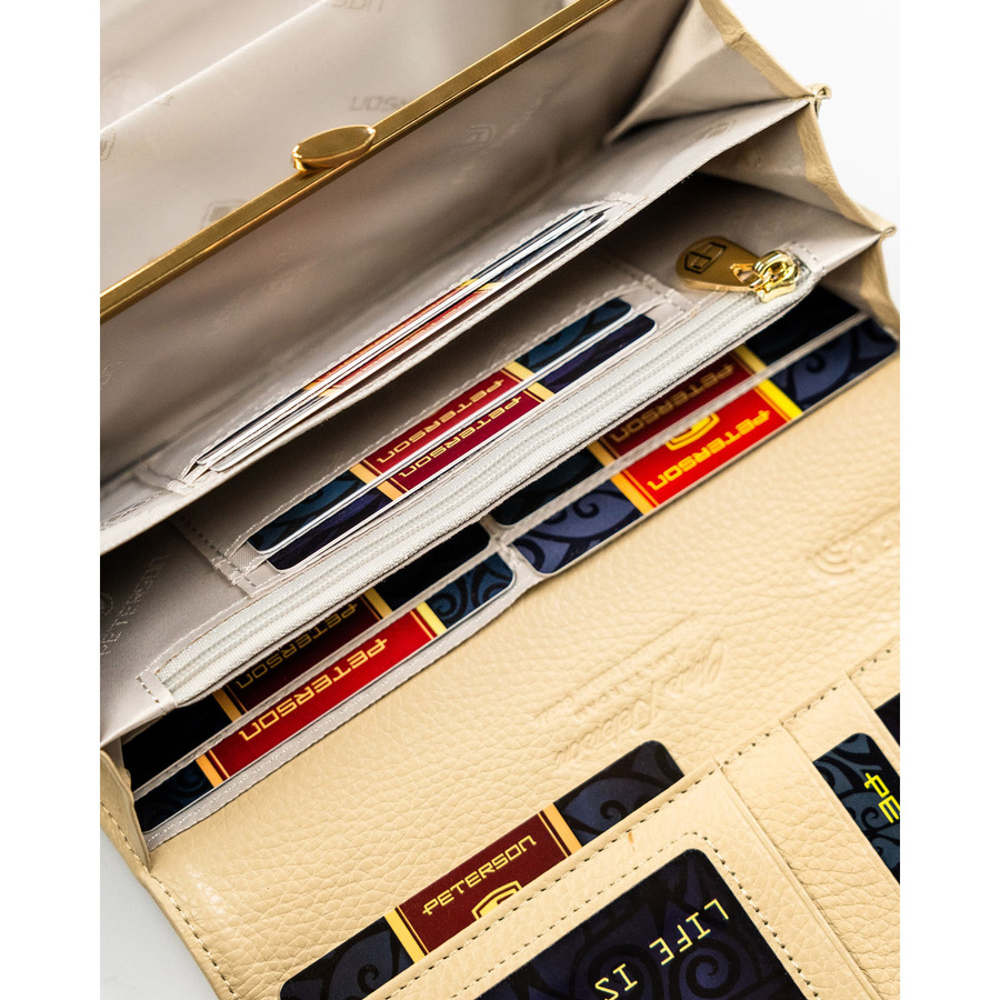 Beżowy portfel damski ze skóry naturalnej i ekologicznej zamykany zatrzaskiem, ozdobiony wzorem w plecionkę - Peterson