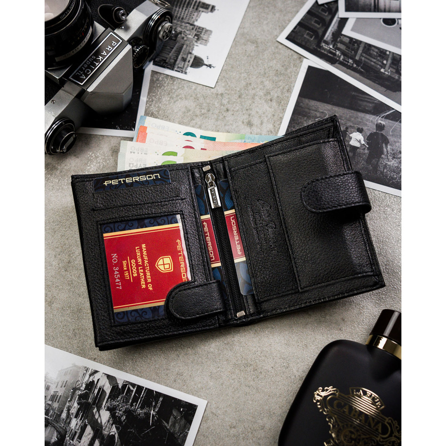 Czarny portfel męski ze skóry naturalnej zamykany zatrzaskiem i wyposażony w system RFID - Peterson
