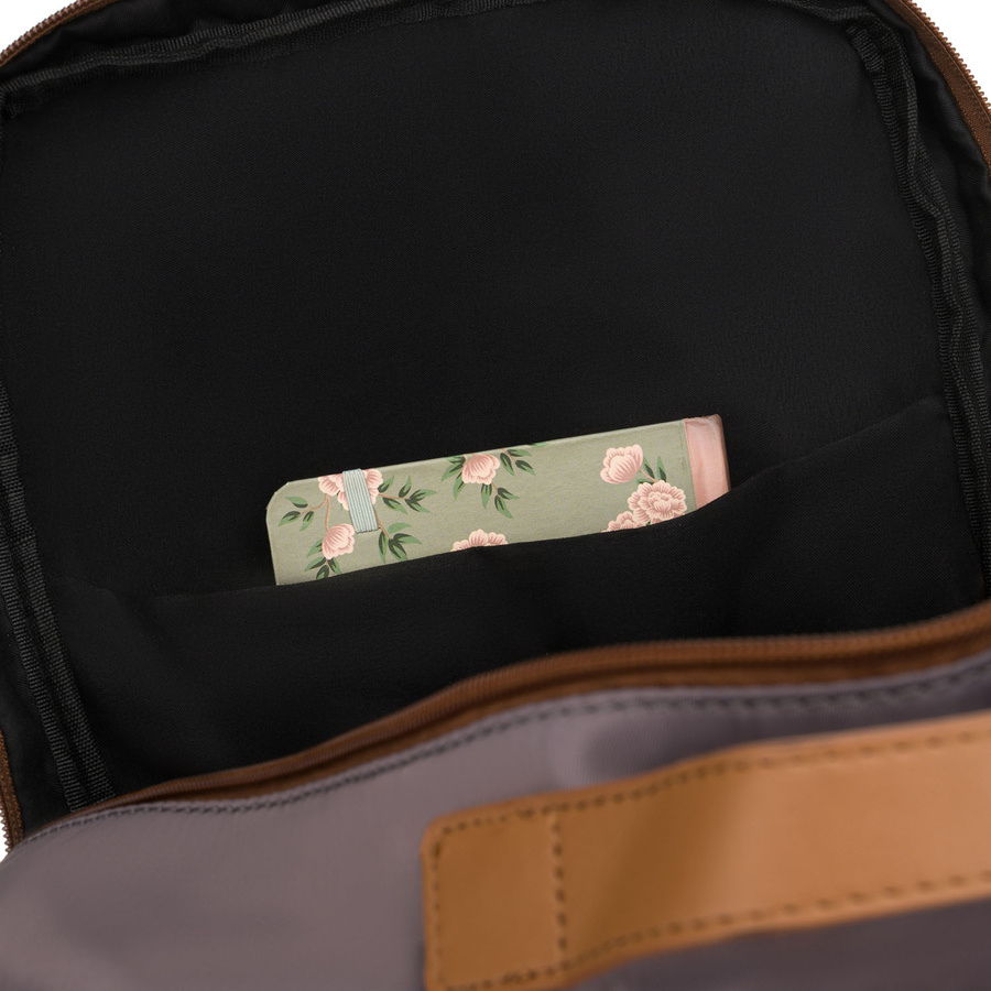 Plecak damski w szarym kolorze, zawieszony na regulowanych szelkach i zamykany suwakiem - Peterson