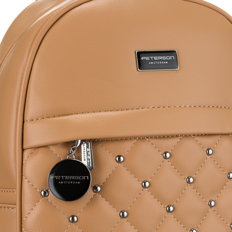 Mały pikowany beżowy plecak damski zdobiony srebrnymi nitami i modnym brelokiem eko skóra Peterson