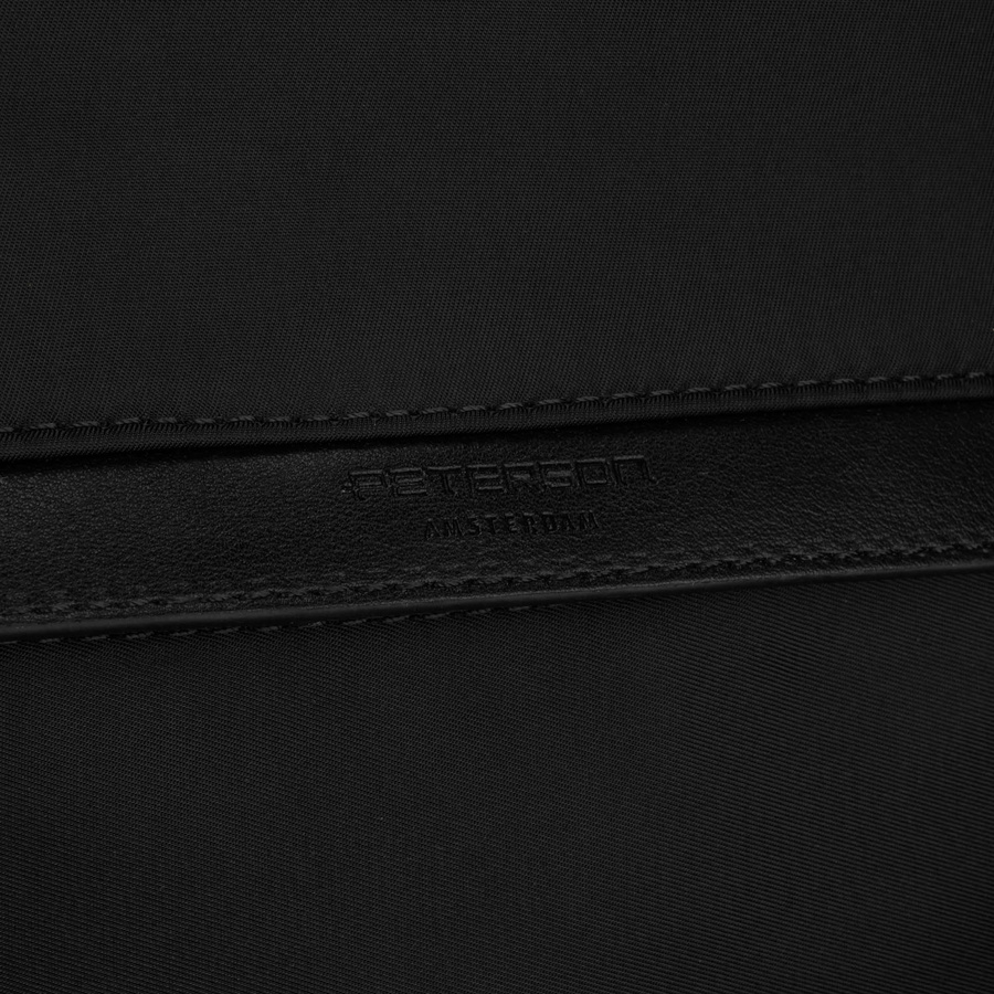 Czarny plecak damski z nylonu i skóry ekologicznej zawieszony na regulowanych szelkach - Peterson