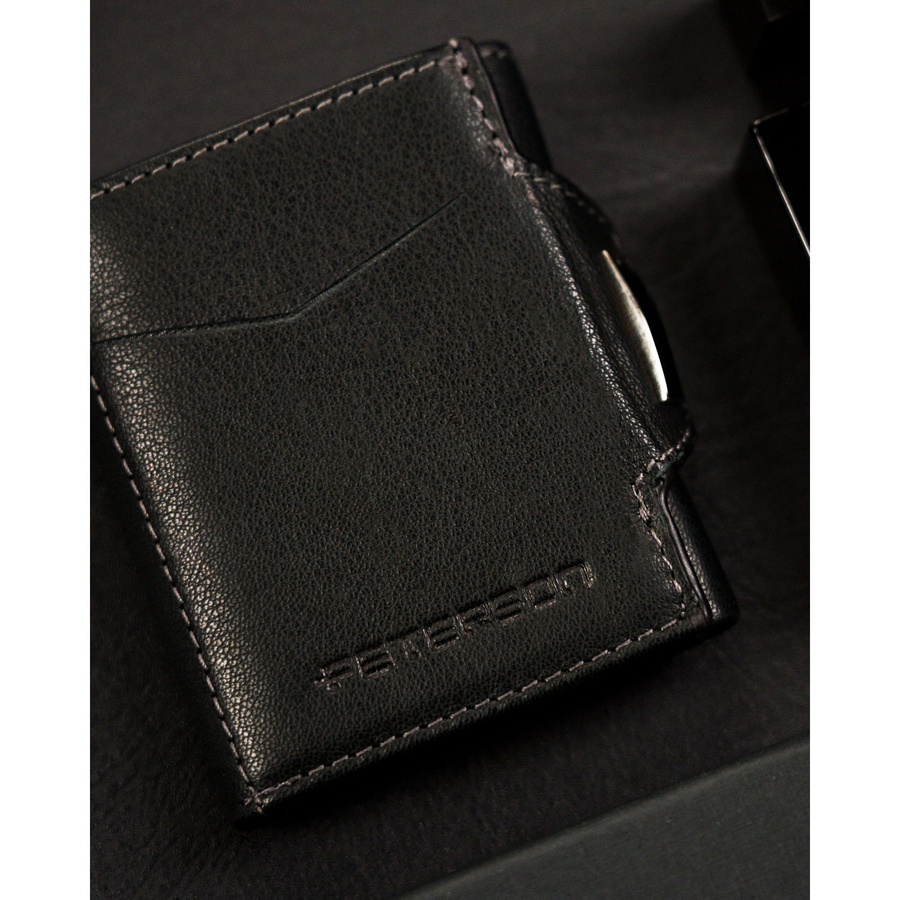 Mały, pionowy portfel męski w czarnym kolorze zamykany na zatrzask - Peterson