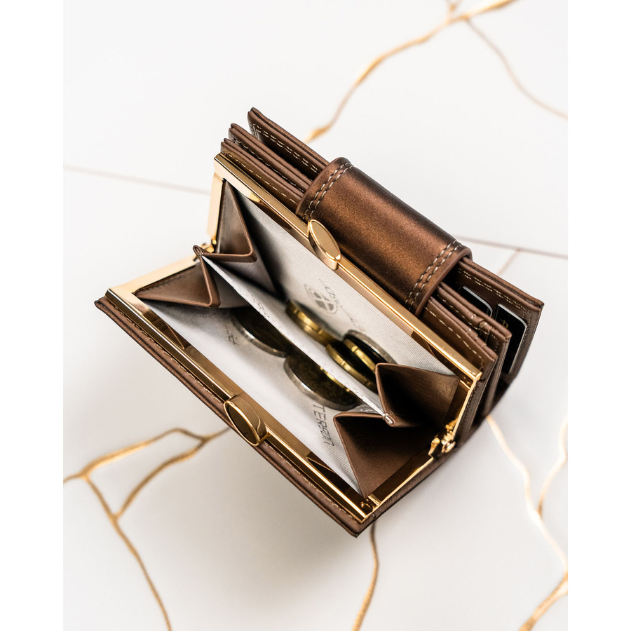 Brązowy portfel damski ze skóry naturalnej i ekologicznej, zamykany zatrzaskiem i biglem - Peterson