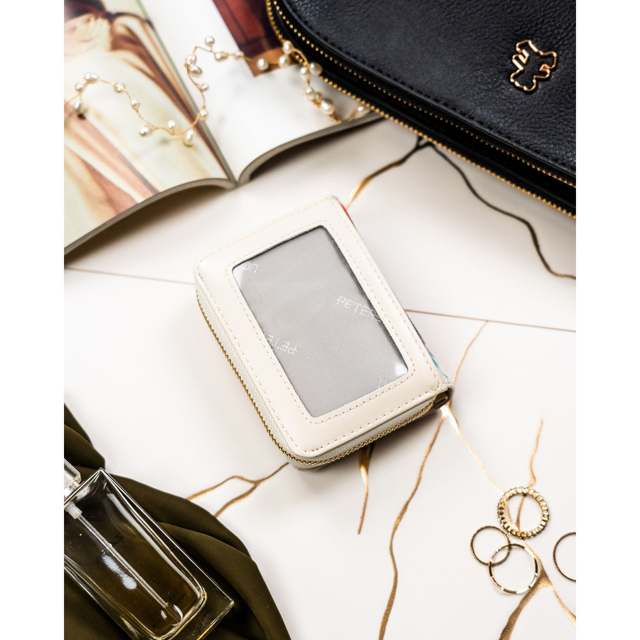 Portfel damski w kwiaty wykonany ze skóry naturalnej i ekologicznej, zamykany na zatrzask i suwak - Peterson