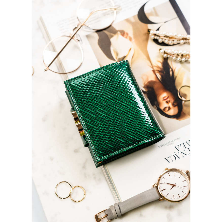 Portfel damski wykonany ze skóry naturalnej w zielonym kolorze zamykany zatrzaskiem i biglem - Peterson