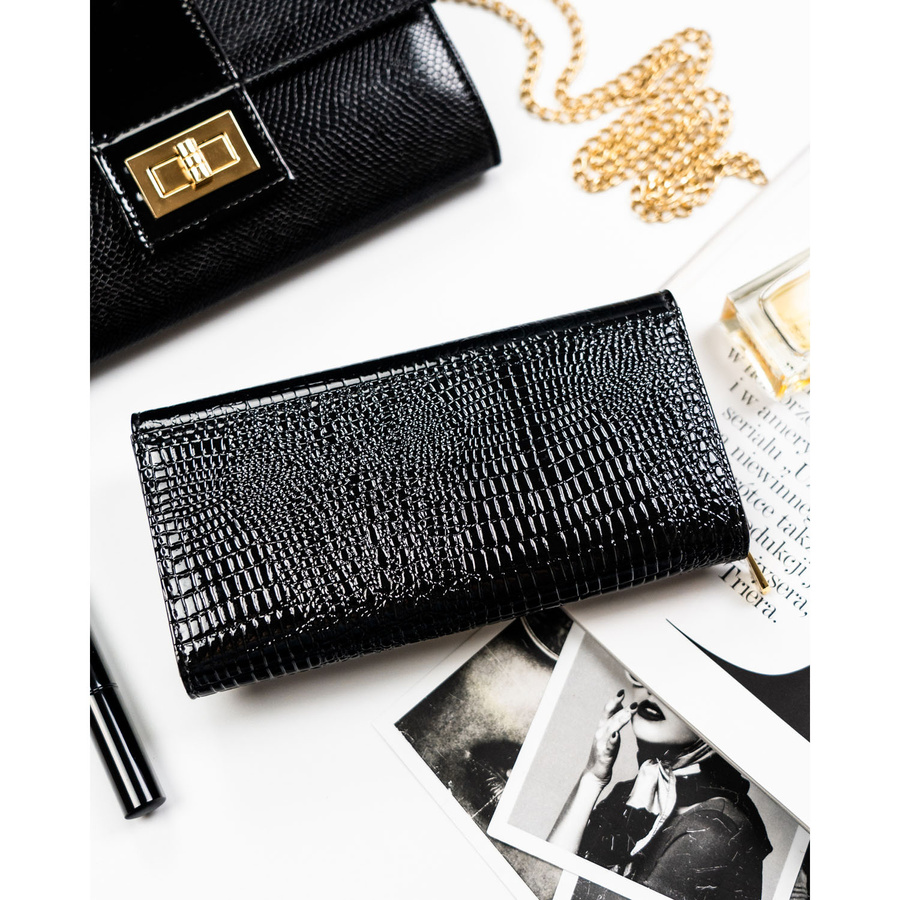Duży, czarny, lakierowany portfel damski ze skóry naturalnej zamykany na zatrzask - Rovicky