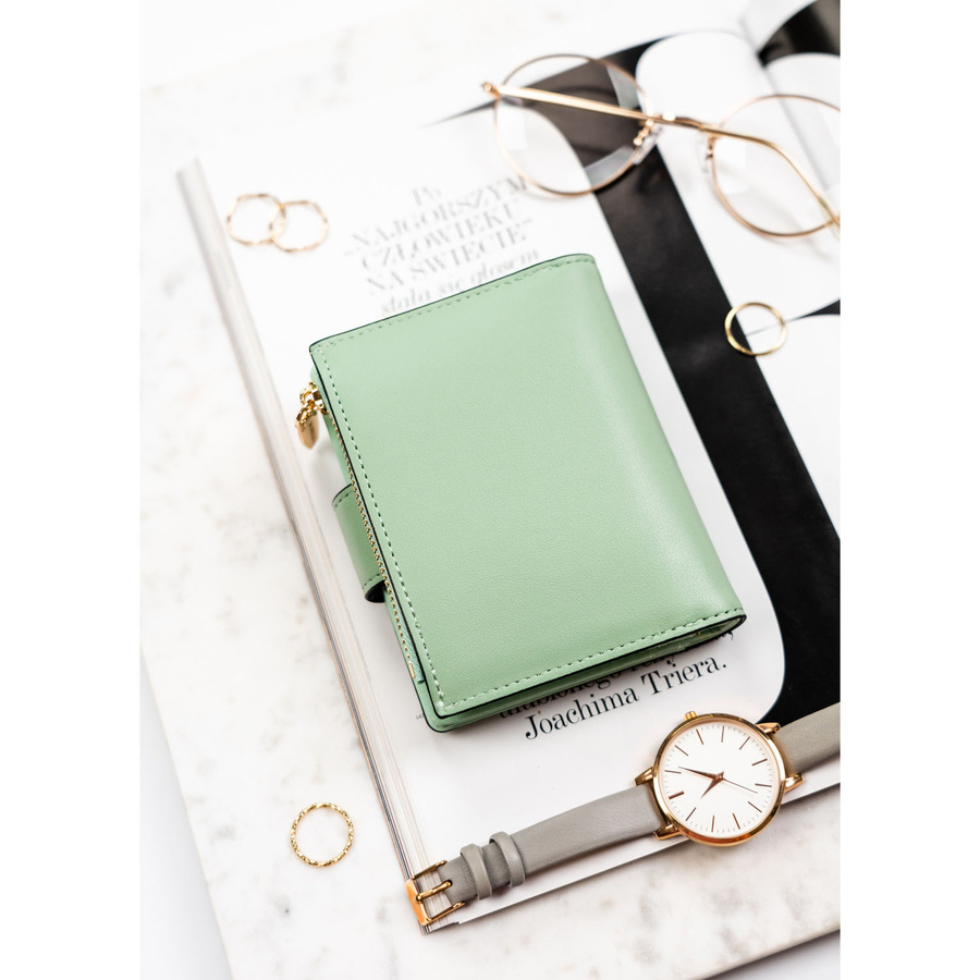 Pionowy portfel damski ze skóry ekologicznej w zielonym kolorze, zamykany na zatrzask i suwak - Rovicky