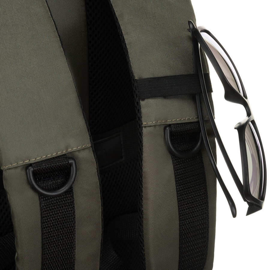 Szary plecak podróżny zawieszony na oddychających szelkach, zamykany suwakiem - Peterson