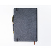 Notes w formacie B5 w szarym kolorze, zadrukowany w kropki i wyposażony w gumkę zamykającą - Peterson