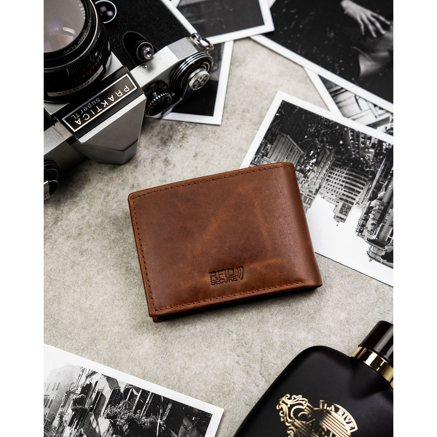 Skórzany portfel męski w brązowym kolorze bez zapięcia zewnętrznego - Rovicky
