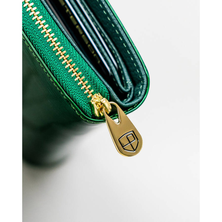 Pojemny portfel damski z lakierowanej skóry naturalnej w zielonym kolorze - Peterson