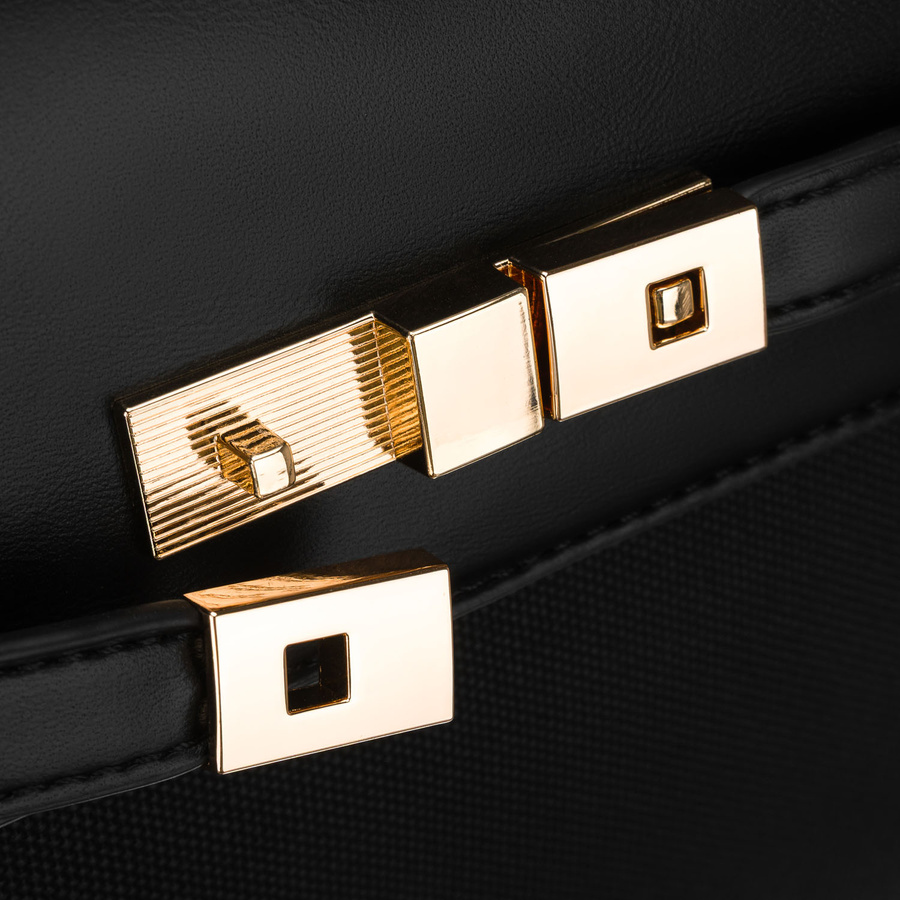 Czarna listonoszka damska wyposażona w nóżki ochronne - Peterson