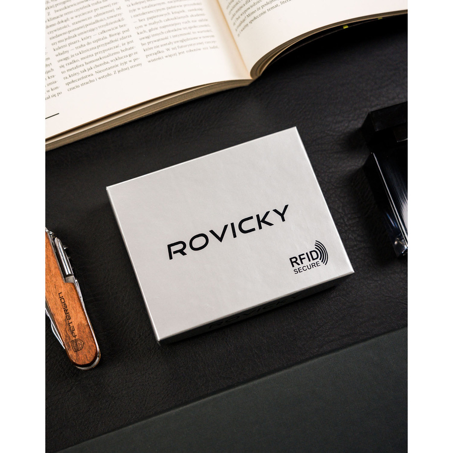 Portfel męski ze skóry naturalnej w czarnym kolorze zamykany zatrzaskiem - Rovicky