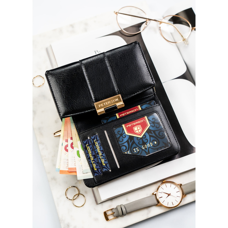 Poziomy portfel damski wykonany ze skóry ekologicznej w czarnym kolorze, zamykany na zatrzask - Peterson