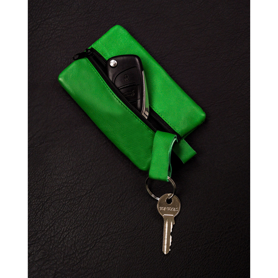Niewielka kluczówka ze skóry naturalnej w ciemno zielonym kolorze z suwakiem na froncie