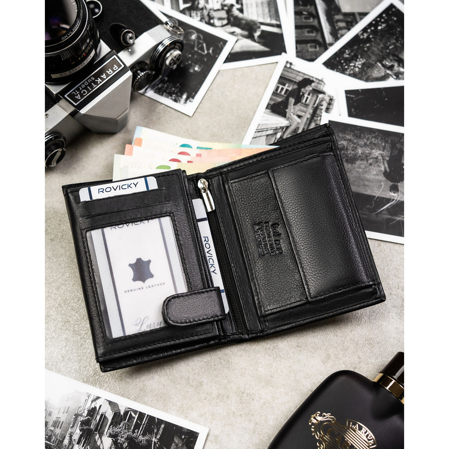 Duży portfel męski ze skóry naturalnej w czarnym kolorze, mieszczący dowód rejestracyjny - Rovicky