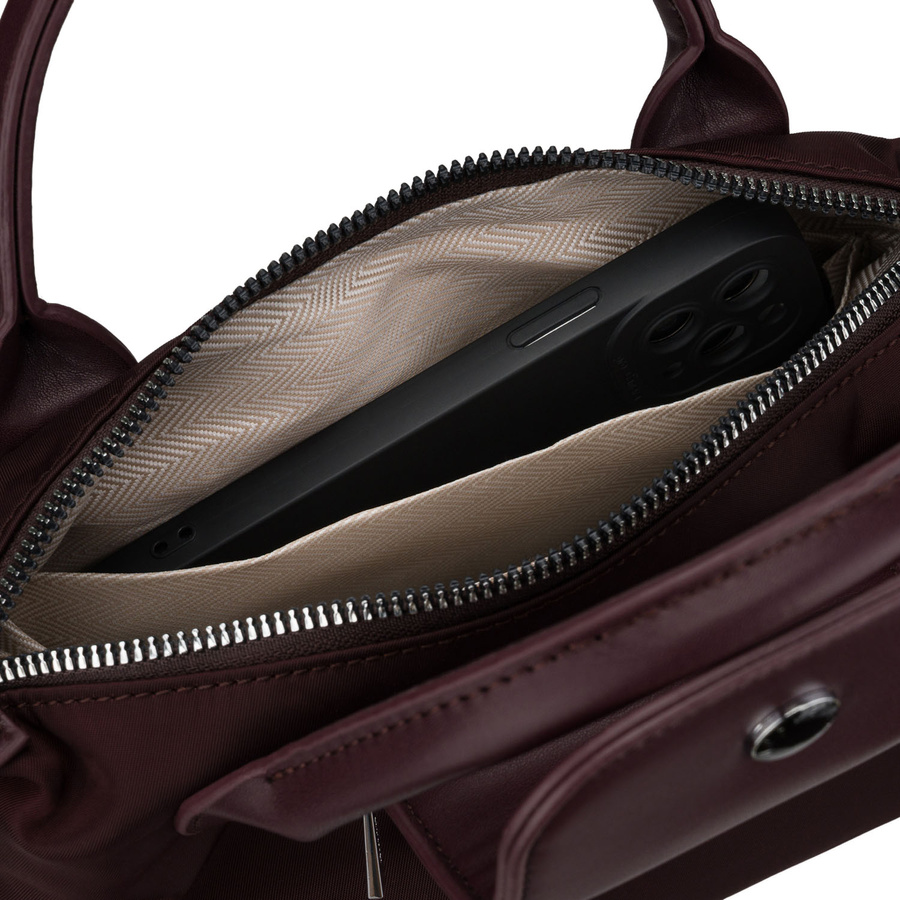 Bordowa listonoszka damska z poliestru zawieszona na szerokim pasku i poręcznych uchwytach - Peterson