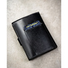 Pionowy portfel męski ze skóry naturalnej w czarnym kolorze w zestawie z brelokiem - Peterson