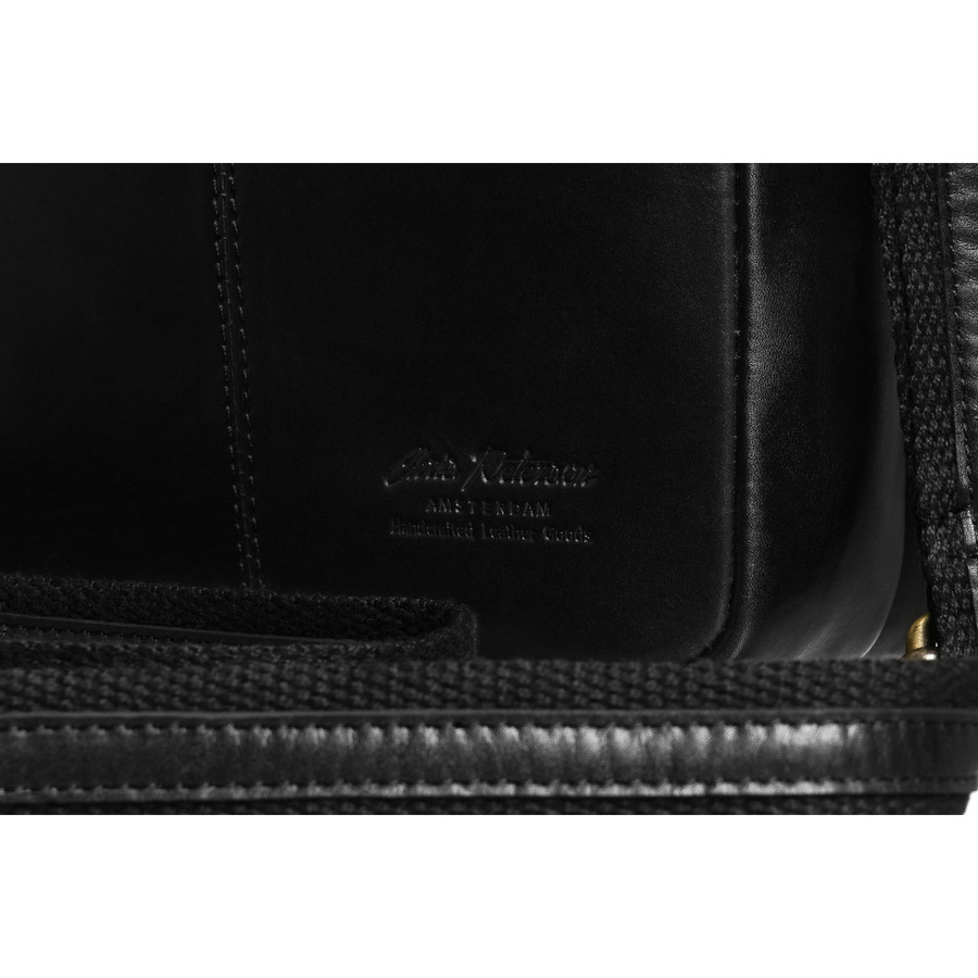 Miejska, czarna torba męska ze skóry naturalnej zawieszona na regulowanym pasku - Peterson